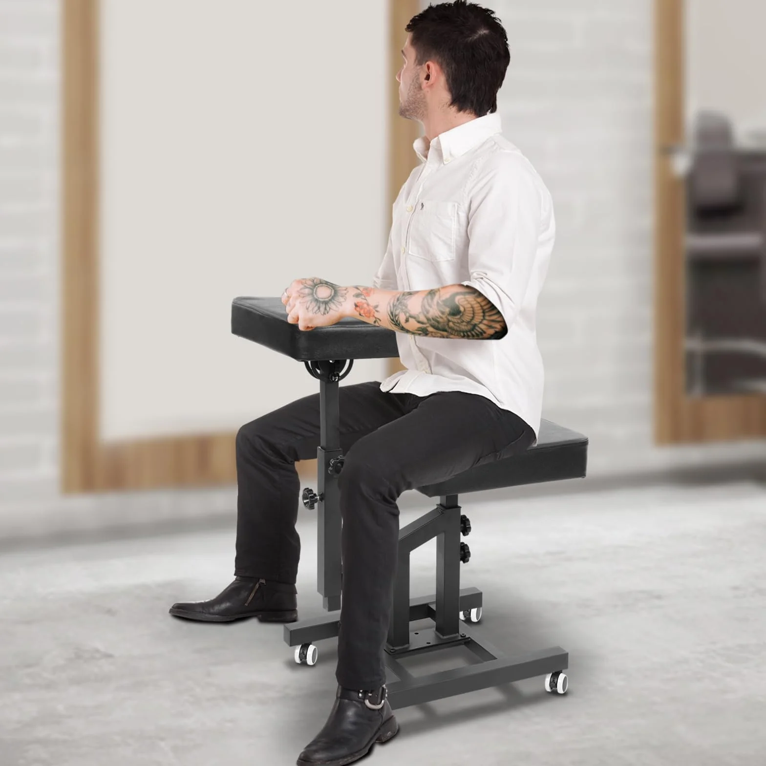 Silla de tatuaje multifunción ajustable con reposabrazos y ruedas, negra