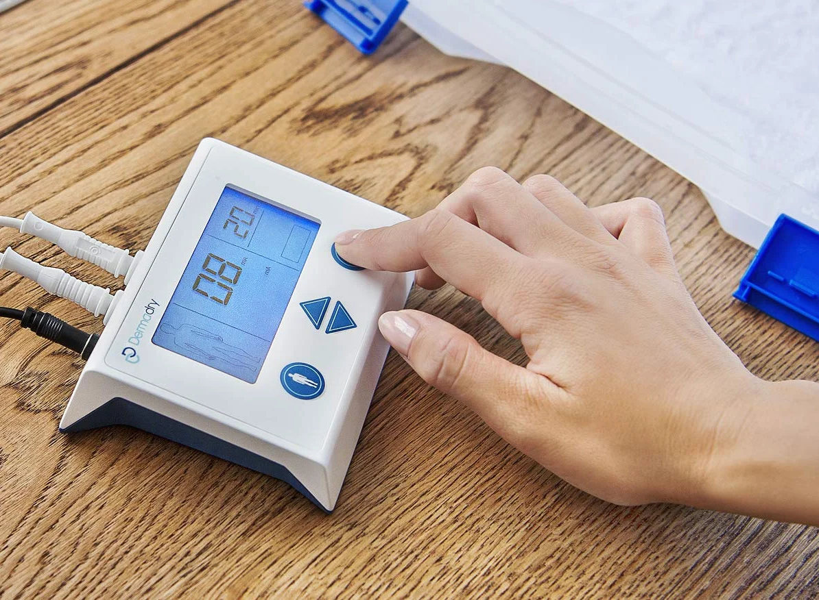 Dermadry Total — Dispositivo de iontoforesis de uso doméstico para la sudoración de manos, pies y axilas