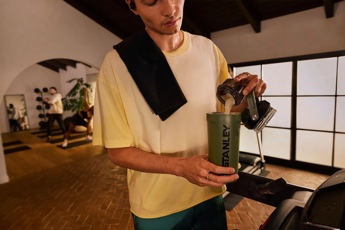 Stanley Activate - Botella mezcladora de 20 onzas, vaso agitador de acero inoxidable aislado a prueba de fugas, almacenamiento base y tapa de flujo rápido giratorio, batidos de proteínas y polvo para