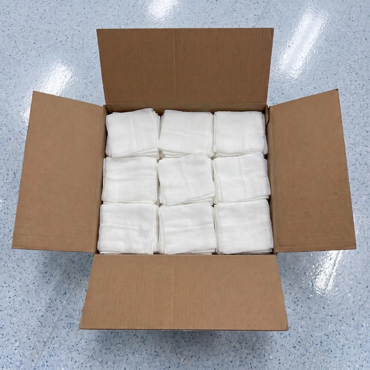 KMINA Gasas de Algodón (2500 Unidades) 13 Hilos 4 Capas 10 x 10 cm Plegadas Transpirables Alta Absorción Malla Indesmallable 100% Algodón