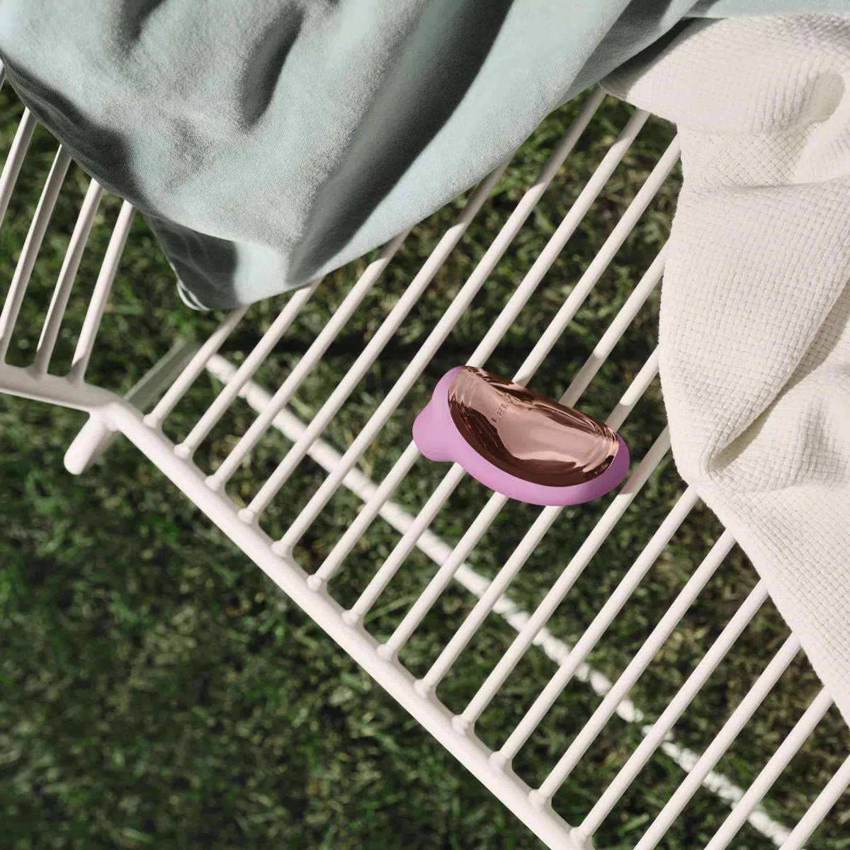 LELO SONA 2 Travel, Vibrador Femenino de Tamaño Viaje para Mujeres, Vibrador Mini con 12 Modos de Placer y Tecnología de Ondas Sónicas, Morado