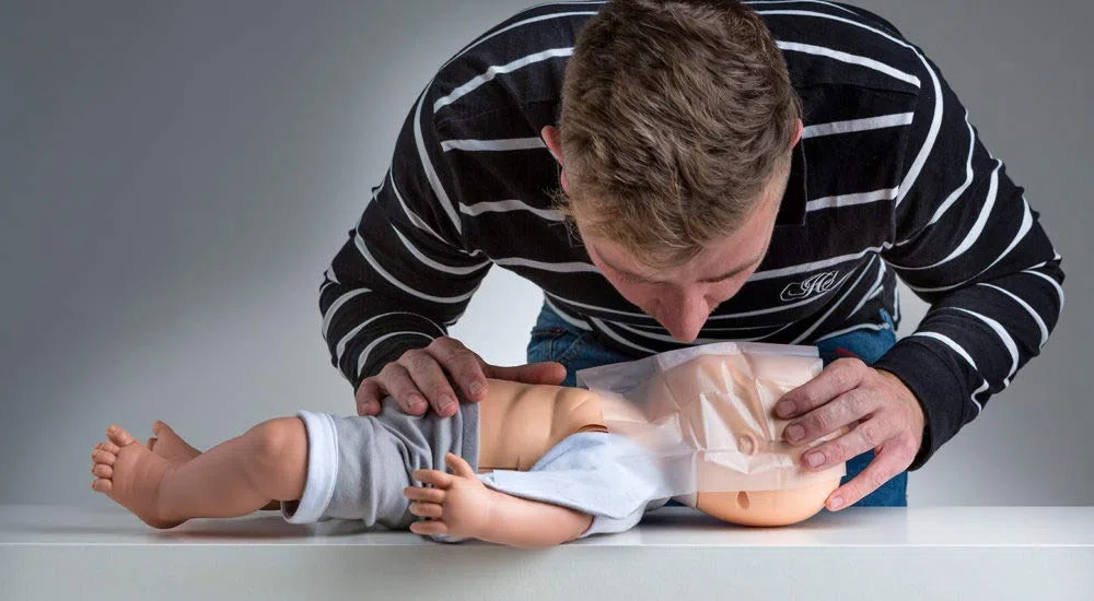 Maniquí lactante Practi-Baby para RCP y manipulación de destrucción con bolsa de transporte